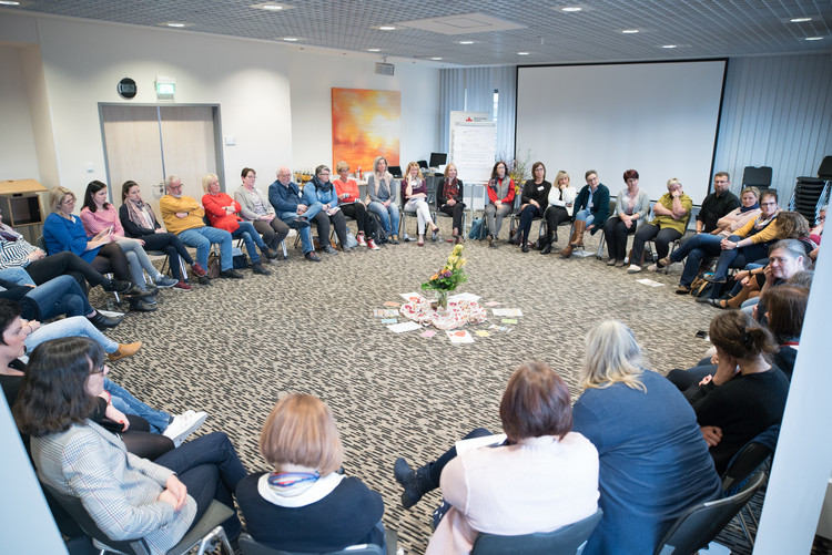 Foto Fachtagung viele Menschen sitzen im Stuhlkreis
