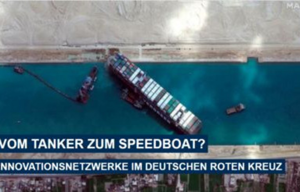 Ein Tanker versperrt den Weg im Suez-Kanal, darüber die Überschrift "Vom Tanker zum Speedboat? Innovationsnetzwerke im Deutschen Roten Kreuz"