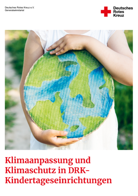 Praxishandreichung zum Thema Klimaanpassung Kind hält die Erde in der Hand